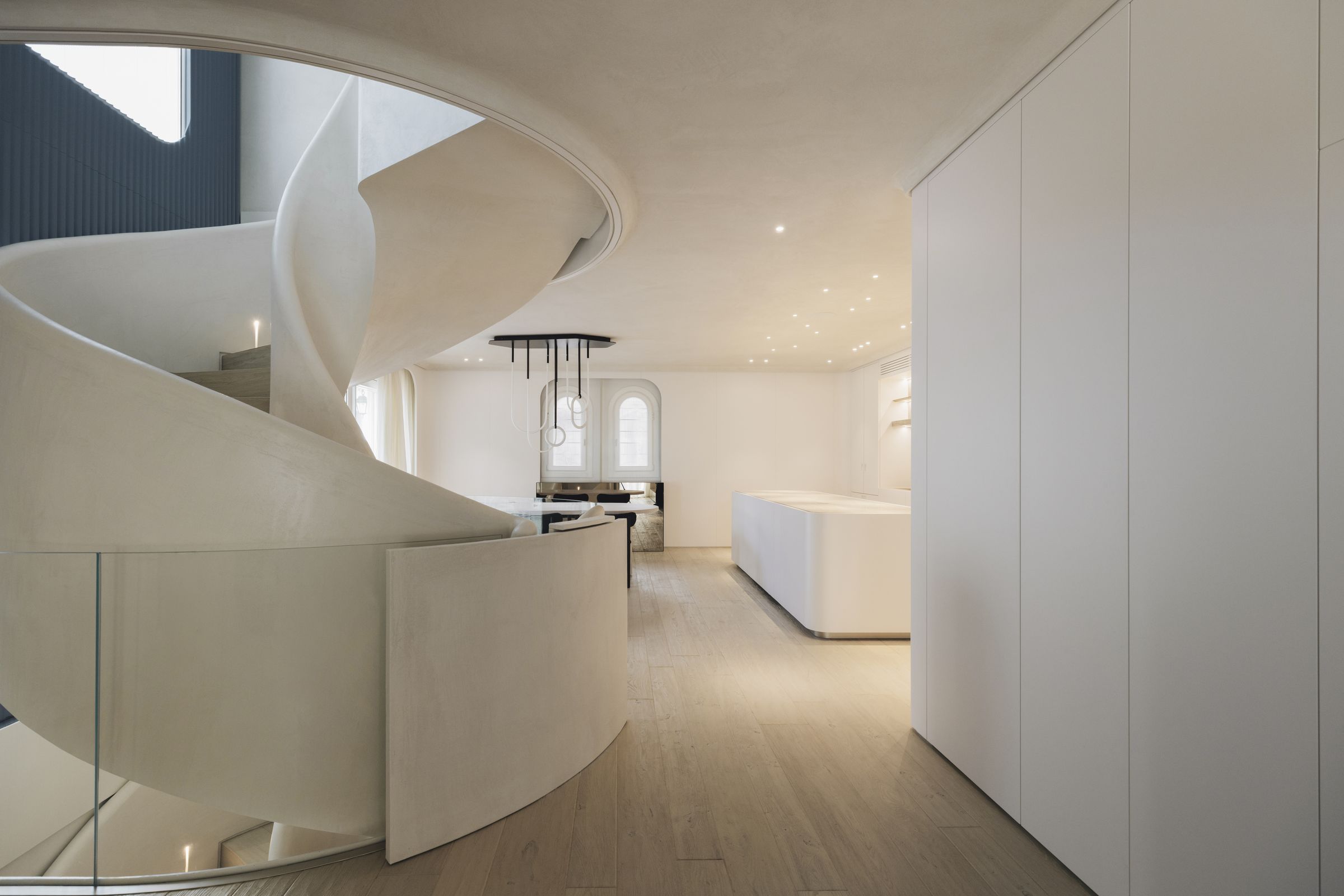 Helical staircase and white fitted walls, Apulian D.F. project